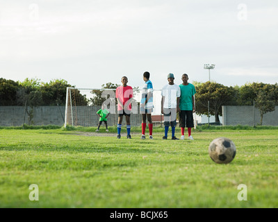 Ragazzi adolescenti a giocare il gioco del calcio Foto Stock