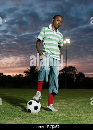 Teenage ragazzo africano con il calcio Foto Stock