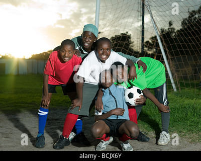 Un gruppo di ragazzi adolescenti con il calcio Foto Stock