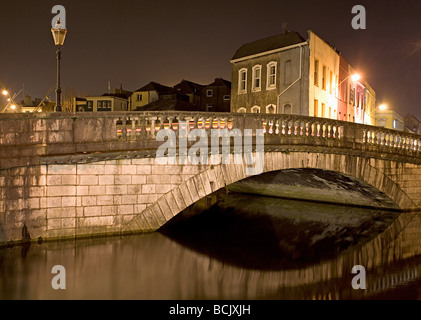 Il Parlamento street bridge e il fiume lee cork Foto Stock