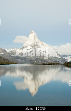 Il Cervino si riflette nel lago Foto Stock