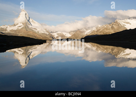 Il Cervino riflesso in un lago Foto Stock