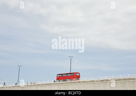 Bus sul ponte di Waterloo Foto Stock