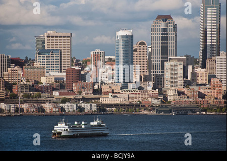 La città di Seattle si appoggia su Elliott Bay di Puget Sound area occidentale della Washington. Traghetti e rimorchiatori velo le acque. Foto Stock