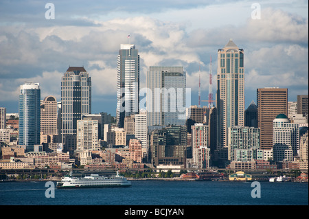 La città di Seattle si appoggia su Elliott Bay di Puget Sound area occidentale della Washington. Traghetti e rimorchiatori velo le acque. Foto Stock