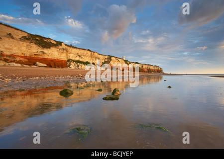 Il carattere distintivo di gesso e scogliere di arenaria a Hunstanton sulla Costa North Norfolk Foto Stock