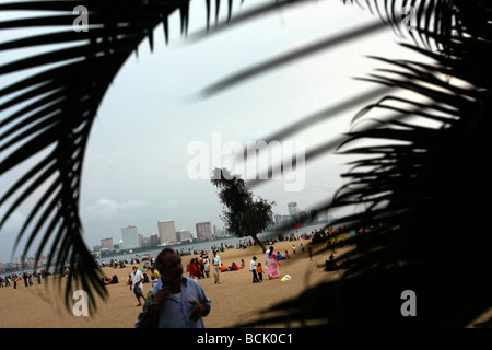 Una serata colorata folla a Chowpatty Beach con Nariman Point visibile in background in Mumbai (Bombay) in India Foto Stock