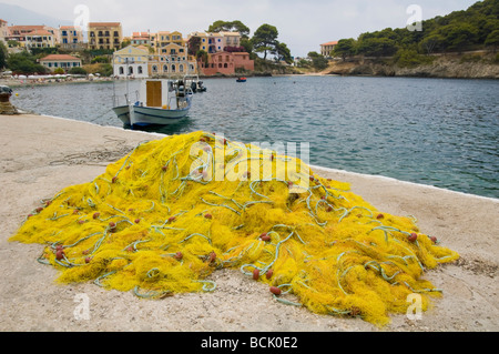 Vista sul porto guardando verso le case vacanza e appartamenti in villaggio di Assos sull'isola greca di Cefalonia Grecia GR Foto Stock