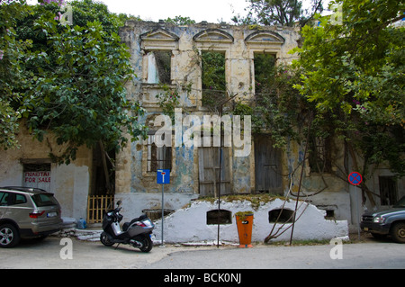 Esterno di sinistra case abbandonate e dopo 1953 terremoto nel villaggio di Assos sull'isola greca di Cefalonia Grecia GR Foto Stock