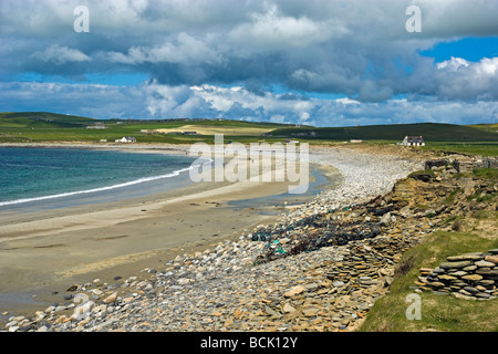 Guardando a Nord sulla spiaggia di sabbia della baia di Skaill da Skara Brae sulla costa occidentale del continente di Orkney Foto Stock