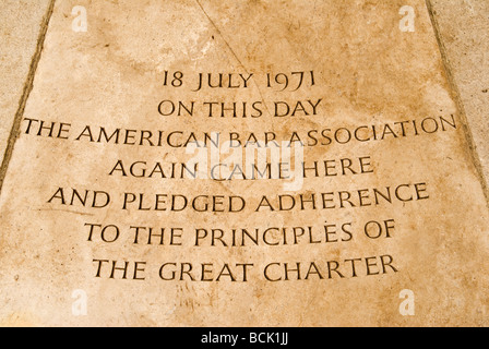 Egham Runnymede vicino a Windsor il memoriale della Magna carta Surrey England, la targa dell'American Bar Association che commemora la loro visita nel Regno Unito degli anni '1971 1970. Foto Stock