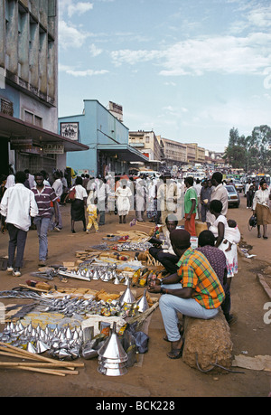 I venditori ambulanti che espongono la loro mercanzia su una strada trafficata Kampala Uganda Africa orientale nel 1990 Foto Stock