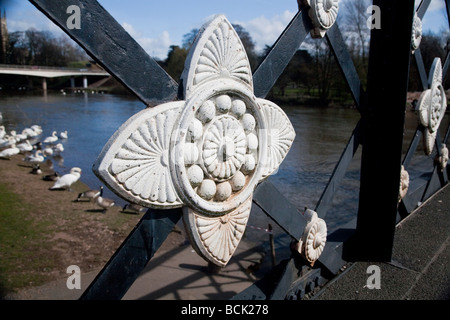 Dettaglio dei fiori di lavorare il ferro sul ponte del traghetto Burton upon Trent Foto Stock