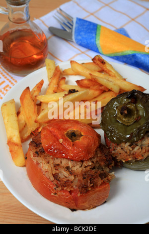 Verdure ripiene in uno stile Greco riempiti con carne e riso e servito con patatine fritte patatine Foto Stock