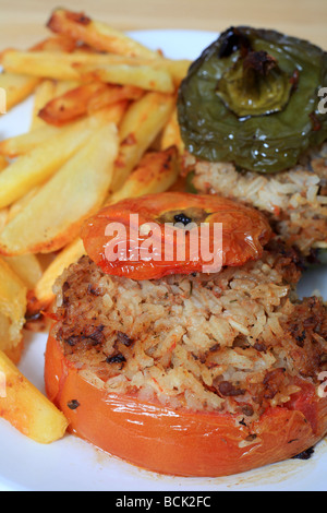 Verdure ripiene in uno stile Greco riempiti con carne e riso e servito con patatine fritte patatine Foto Stock