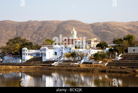 Il Tempio di Brahman che si affaccia sul Lago Santo a Pushkar Rajasthan in India Foto Stock