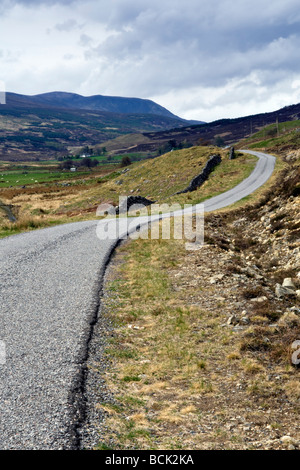 Via unica strada tortuosa per Croick dalla Chiesa in Ardgay Sutherland Scozia presi in primavera Foto Stock