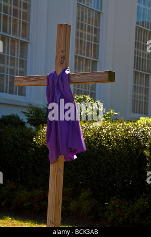 Semplice croce di legno con fiala viola in Charleston;Carolina del Sud;USA;l'America Foto Stock