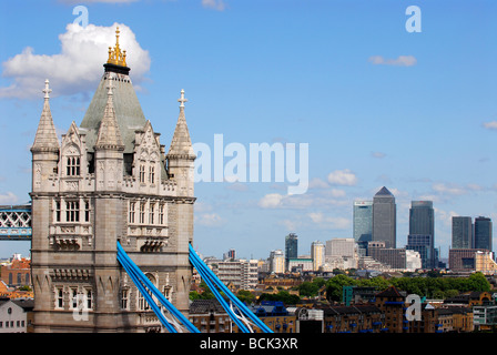 Sezione del Tower Bridge con Canary Wharf e Docklands in background, Londra, Regno Unito. Foto Stock