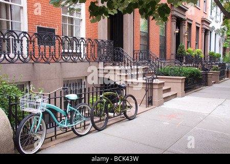 Biciclette ed eleganti dimore, Brooklyn Heights, New York Foto Stock