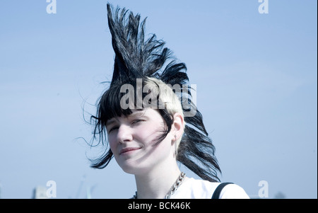 Una ragazza punk "Rae Ray tumulti' con una grande mohicano, London Bridge, London, Regno Unito 15.3.2009 Foto Stock