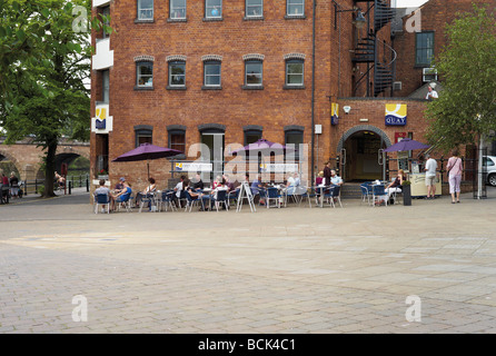 Pavement cafe ristorante a fianco del fiume Severn worcester Foto Stock