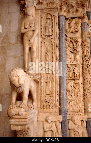 Radovan le sculture sul portale della Cattedrale di Trogir, Croazia Foto Stock