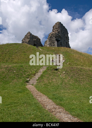 Percorso che conduce ai resti della torre di castello a Christchurch Priory Dorset England Regno Unito Foto Stock