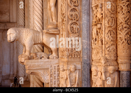 Radovan le sculture sul portale della Cattedrale di Trogir, Croazia Foto Stock