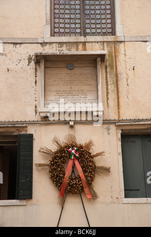 Venezia - nel quartiere Ghetto la Sinagoga memorial corona Foto Stock