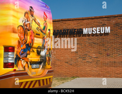 Murale su un bus presso il Museo dell'Apartheid a Johannesburg in Sud Africa Foto Stock
