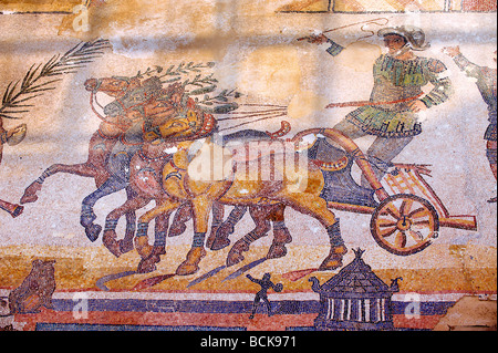 Mosaico romano di un carro in The Hippodrome presso la Villa Romana o Ericulia o Casale dei Saraceni, Morgantina, Sicilia Foto Stock