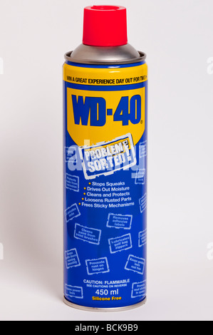 Una chiusura di un possibile di WD 40 l'olio lubrificante contro uno sfondo bianco Foto Stock