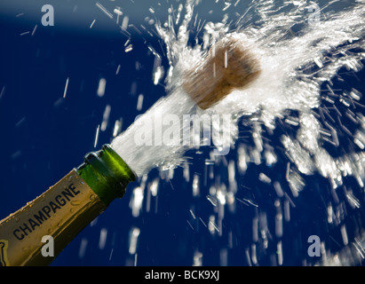 Popping sughero di aprire una bottiglia di champagne Foto Stock