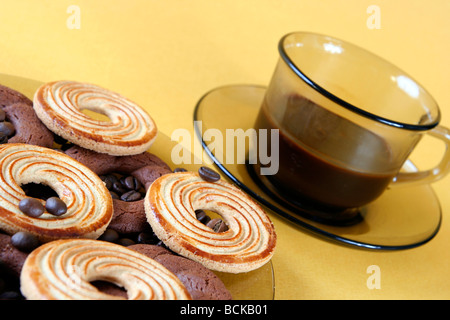 Biscotti dolci con caffè in grani. Foto Stock