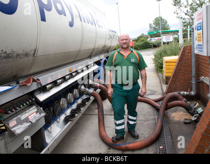 Petroliera consegna Tesco stazione di riempimento Foto Stock