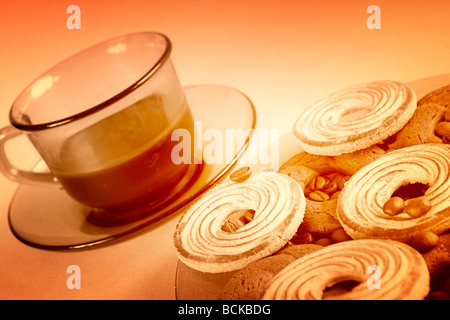 Biscotti dolci con caffè in grani. Foto Stock