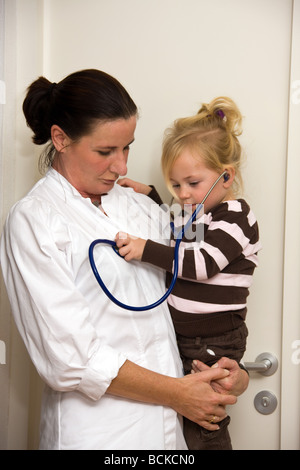 I bambini del medico esamina un bambino in chirurgia Foto Stock