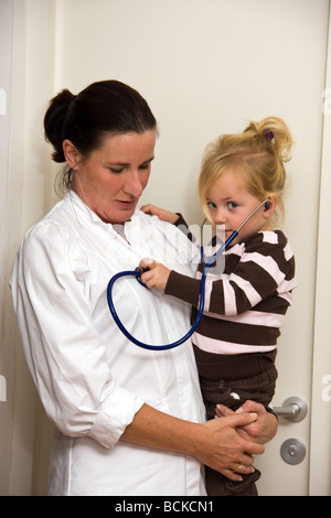 I bambini del medico esamina un bambino in chirurgia Foto Stock