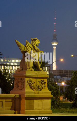 Il Dragone e la torre Foto Stock