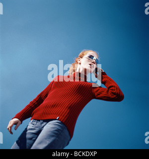 Giovane donna, basso angolo di visione Foto Stock