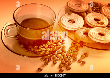 Biscotti dolci con caffè in grani. Foto Stock