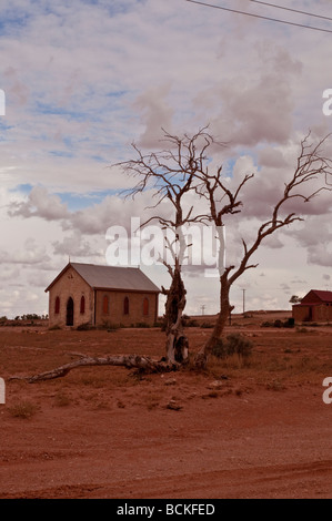 Chiesa deserta e albero morto nella città di Silverton NSW Australia Foto Stock