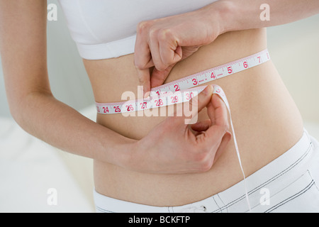 Donna cintura di misurazione Foto Stock