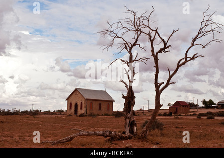 Chiesa deserta e albero morto nella città di Silverton NSW Australia Foto Stock