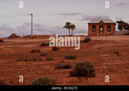 Casa abbandonata e due Volkswagen maggiolino auto in Australia Silverton Foto Stock