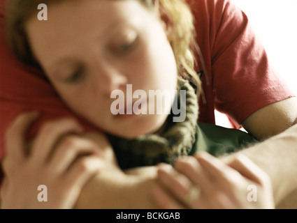Giovane donna con uomo di braccia attorno a lei Foto Stock