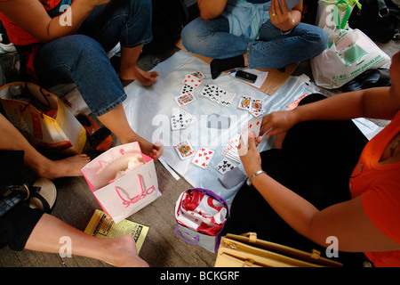 Cina Hong Kong Domenica Filippine e altri del sud-est asiatico si servi cameriere nel distretto centrale come una colonia di Filippine Foto Stock