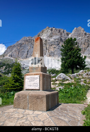 Un monumento al vertice del Passo Falzarego e il Monte Lagazuoi, Dolomiti, Italia Foto Stock