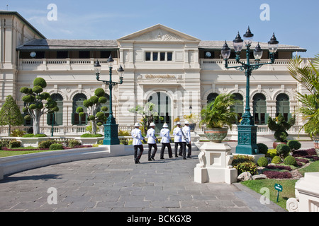 Thailandia, Bangkok. Cambio della guardia al re di Thailandia s Royal Grand Palace complesso in Bangkok. Foto Stock